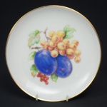 BAVARIA - Lindo prato em porcelana Alemã, decorativo, decorado cachos de uvas, borda filetada à ouro. Selado na base. Med.: 19,5 cm.