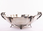 Belíssimo centro de mesa europeu confeccionado em metal espessurado a prata, decorado com guilhochados e concheados a cinzel, borda ondulada e bojo gomado. Possivelmente inglês. Med.: 15 x 42 x 28 cm.