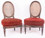 Par de antigas cadeiras, ditas Medalhão, confeccionadas em madeira nobre com encosto em palhinha. Med.: 89 x 50 x 45 cm.
