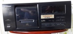 PIONEER - CD player PD-F505 carrossel para 25 cd`s. Mede 19 cm de altura, 30 cm de largura e 42 cm de comprimento. Não possui acessórios, não testado e sem garantia de funcionamento.