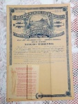 Apólice nº 424.439 da UNIÃO COMERCIAL DOS VAREGISTAS junto a COMPANHIA DE SEGUROS no Rio de Janeiro, datado de 17/01/1941. Mede 45 x 32 cm.
