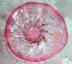 Belíssimo centro de mesa em demi cristal de tom rosa decorado por desenho floral em relevo inverso medindo 10 cm de altura por 37 cm de diametro.