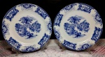Par de pratos de sobremesa em porcelana blue and white decorado por cena palaciana. Medem 19 cm de diâmetro cada.