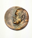 Medalha em bronze comemorativa dos 100 anos de nascimento de João Ribeiro, emitida pelo Ministério da Educação e Cultura. Mede 4 cm de diametro.