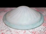 Grande cúpula para paflon em pasta de vidro azul com rajados em branco medindo 11 cm de altura por 40 cm de diâmetro.