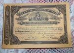 Apólice nº 00.443 do BANCO DOS COMMERCIANTES no valor de 100 mil Réis datada de janeiro de 1890. Mede 19 x 27,5 cm.