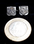 PRATA - Lote contendo 2 plaquinhas para escapulário em prata 950 contrastada no verso medindo 1,3 x 1 cm. Moeda meramente ilustrativa de tamanho.