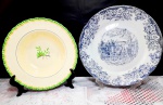 Lote contendo 2 pratos em porcelana com decorações distintas, sendo 1 raso e 1 fundo (porcelana inglesa Grindley). Medem 24,5 cm e 23 cm respectivamente.