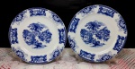 Par de pratos de pão em porcelana blue and white decorado por cena palaciana. Medem 20,5 cm de diâmetro cada. 