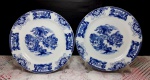 Par de pratos de pão em porcelana blue and white decorado por cena palaciana. Medem 20,5 cm de diâmetro cada.