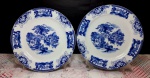 Par de pratos de pão em porcelana blue and white decorado por cena palaciana. Medem 20,5 cm de diâmetro cada.