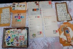 CURIOSIDADES - ESPÓLIO DE ACUMULADOR - Lote contendo centenas de selos retirados de envelopes.