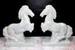 KITSCH - Decorativo par de cavalos em faiança vitrificada de tom furtacor medindo 22 x 17 cm cada. 