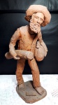 ARTE POPULAR - Escultura em barro representando homem do interior, assinado `Zé do Carmo - Goianã - PE - 1977`. Mede 36 cm. Possui restauros/perdas.