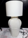 Luminária de mesa estilo abatjour de corpo em faiança e cúpula em tecido branco. Mede 57 cm de altura por 29 cm de diâmetro. Funcionando.