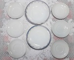 MISCELÂNEA - Lote contendo 6 pires em porcelana branca 2 pratinhos de pão/sobremesa em porcelana branca com borda azul e filetação dourada. Maior tamanho 19 cm de diâmetro.