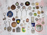 MISCELÂNEA - Lote contendo 43 itens diversos, dentre os quais chaveiros, medalhas, bottons, broches e etc. Maior tmanho 7 cm de diâmetro. Algumas peças no estado.