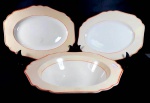 ROYAL IVORY - JHON MADDOCK & SONS - Lote contendo 3 peças em porcelana inglesa marcada na base, sendo 2 pequenas travessas e 1 bowl.  Maior tamanho 28 cm de comprimento.
