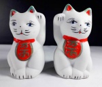 Decorativo par de gatinhos chineses da sorte manufaturados em biscuit medindo 7,5 cm cada.