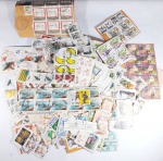 COLECIONISMO - Lote contendo centenas de selos retirados de correspondencias. 