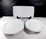 Lote contendo 6 peças em porcelana branca, sendo 1 travessa retangular, 2 pratos rasos e 3 pratos fundos. Maior tamanho 29,5 cm de comprimento.