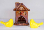 Lote contendo pequena casa difusora de essencia em faiança decorada por 2 pássaros no tom amarelo bebe. Medem 16 cm de altura por 12 cm de largura a casa e 6 cm de altura por 8 cm de largura os pássaros.