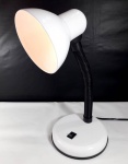 Luminária de mesa contemporânea nas cores branco/preto medindo 33 cm de altura por 13 cm de diâmetro. Funcionando. Lâmpada não acompanha.