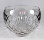 Bowl / saladeira em cristal translúcido ricamente facetado com palmas e elementos geométricos medindo 15,5 cm de altura por 18,5 cm de diametro.