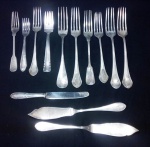 TALHERES - Lote contendo 13 talheres, sendo 10 garfos e 3 facas em prata 90 e tamanhos diversos - desgaste na prateação.