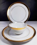 Chávena em porcelana Barão do Rio Branco contendo bela decoração dourada medindo 19,5 cm de diâmetro cada prato e 5 cm de altura a xícara.