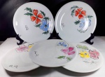 Lote contendo 5 pratos em faiança contendo pintura a mão em decoração floral. Medem 24,5 cm e 22,5 cm de diâmetro.