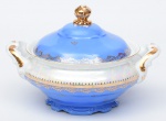 Sopeira em porcelana nacional nas cores azul e furta cor com decoração e detalhes a fio de ouro . Med: 0,21 x 0,30 x 0,22 cm.