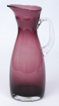 Jarra para água em vidro na cor violeta, com alça em vidro translucido. Med.: 34x17x10 cm.