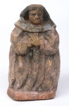 ARTE POPULAR - Escultura em cubo de madeira representando devota. Med.: 24x12x13
