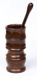 Lindo pilão em madeira de lei, ricamente torneada. Acompanha soquete. Med.: 40x13 cm