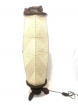 Linda luminária em madeira de lei com cúpula em fio de barbante. Med.:  85x27 cm