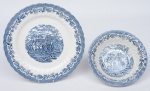 ROYAL WESSEX - Lote constando duas peças em porcelana inglesa com decoração no padrão fazendinha na cor azul. Sendo um grande prato para bolo e uma travessa redonda funda. Med..: 7x24x32