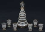 Lindo conjunto de licoreira acompanhando 6 copos de licor em vidro translucido com decoração jateada e fios de ouro. Med.: 23x10 cm