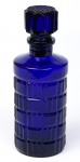 Linda garrafa para whisky em vidro azul cobalto com decoração lapidada, no padrão tijolinho. Med.: 25cm