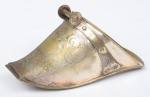 MAISA 1297 - Belíssimo e antigo estribo em metal prateado com decoração de flores e volutas. Med.:  13x25x12 cm