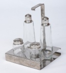 Galeteiro em metal prateado com 4 recipientes em vidro para azeite, vinagre, sal e pimenta, acompanha suporte. Med.: 19x15x13 cm