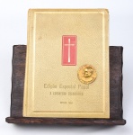 Edição Especial Papal X Congresso Eucarístico Brasil, 1980. Bíblia Sagrada, Palavra Viva em capa dura. Acompanha suporte em madeira de lei, ricamente entalhado.
