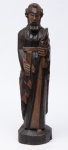 ARTE POPULAR - Escultura em madeira de lei esculpida a mão, representando São Pedro. Med.:63x15x15