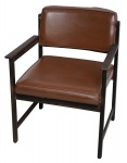 DESIGN - Cadeira de braço anos 60 em jacarandá com delicado acabamento. Assento e encosto em couro ecológico. Med.: 77 alt x 60lar x 50prof. OBS: Precisa recolar lateral.