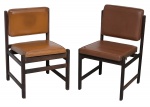 DESIGN - Lote constando duas cadeiras anos 60 em jacarandá com delicado acabamento, acento e encosto em couro ecológico. Madeira em perfeito estado.  Med.: 78x45x48 OBS: Assento no estado.
