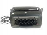 IBM - Antiga máquina de escrever elétrica. Med.: 18X54X36