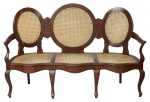 Lindo canapé para três lugares em madeira de lei no estilo medalhão com acento e encosto em palinha indiana. Med.: 1,08x1,64x68 cm.