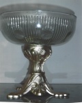 Belíssimo Centro de Mesa em cristal Francês Montpellier, base em bronze dourado, cinzelado e patinado. Med.: 18 cm altura. Assinado.
