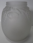 RENÉ LALIQUE -  Belíssimo Vaso de Cristallerie francesa com finos desenhos característicos, executados em vidro em alto relevo. Assinado. Med.: 20 cm altura.