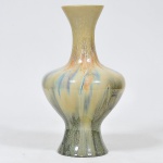 DUBOIS CRISTALLERIE  Vaso Francês vitrificado, apresentando rica policromia, forma debalaústre. Med.: 40 x 26 cm. Assinado.